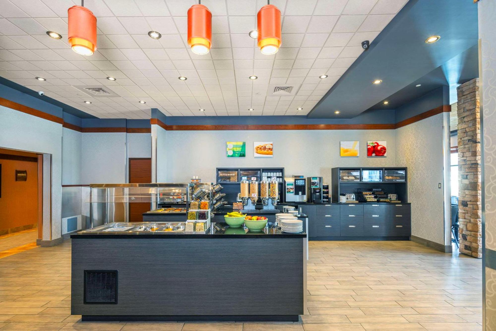 לוויס Quality Inn & Suites מראה חיצוני תמונה