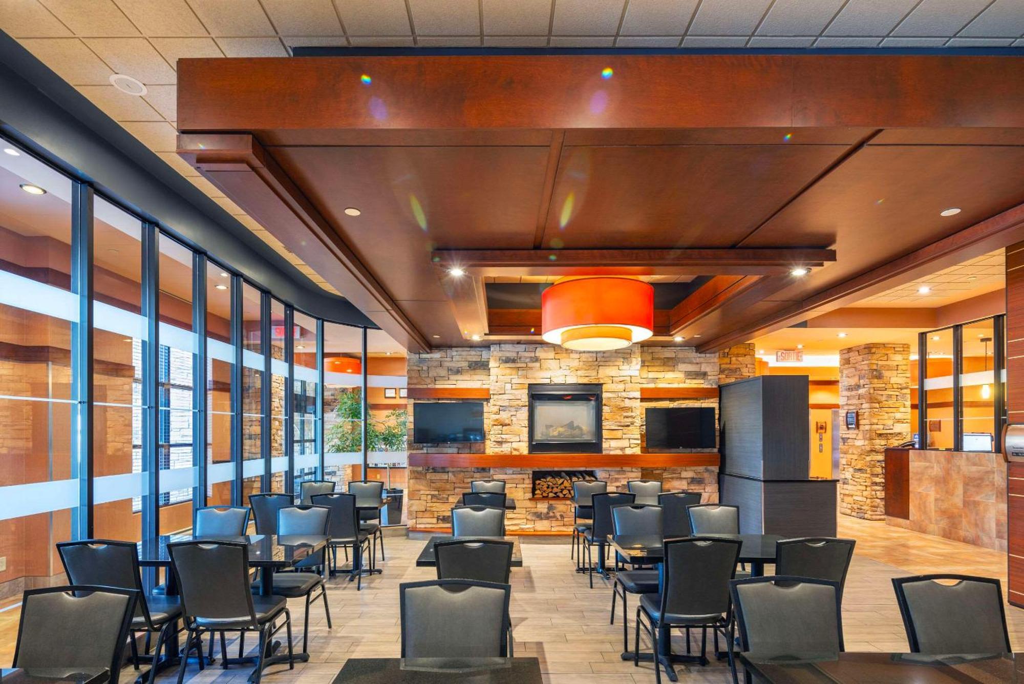 לוויס Quality Inn & Suites מראה חיצוני תמונה