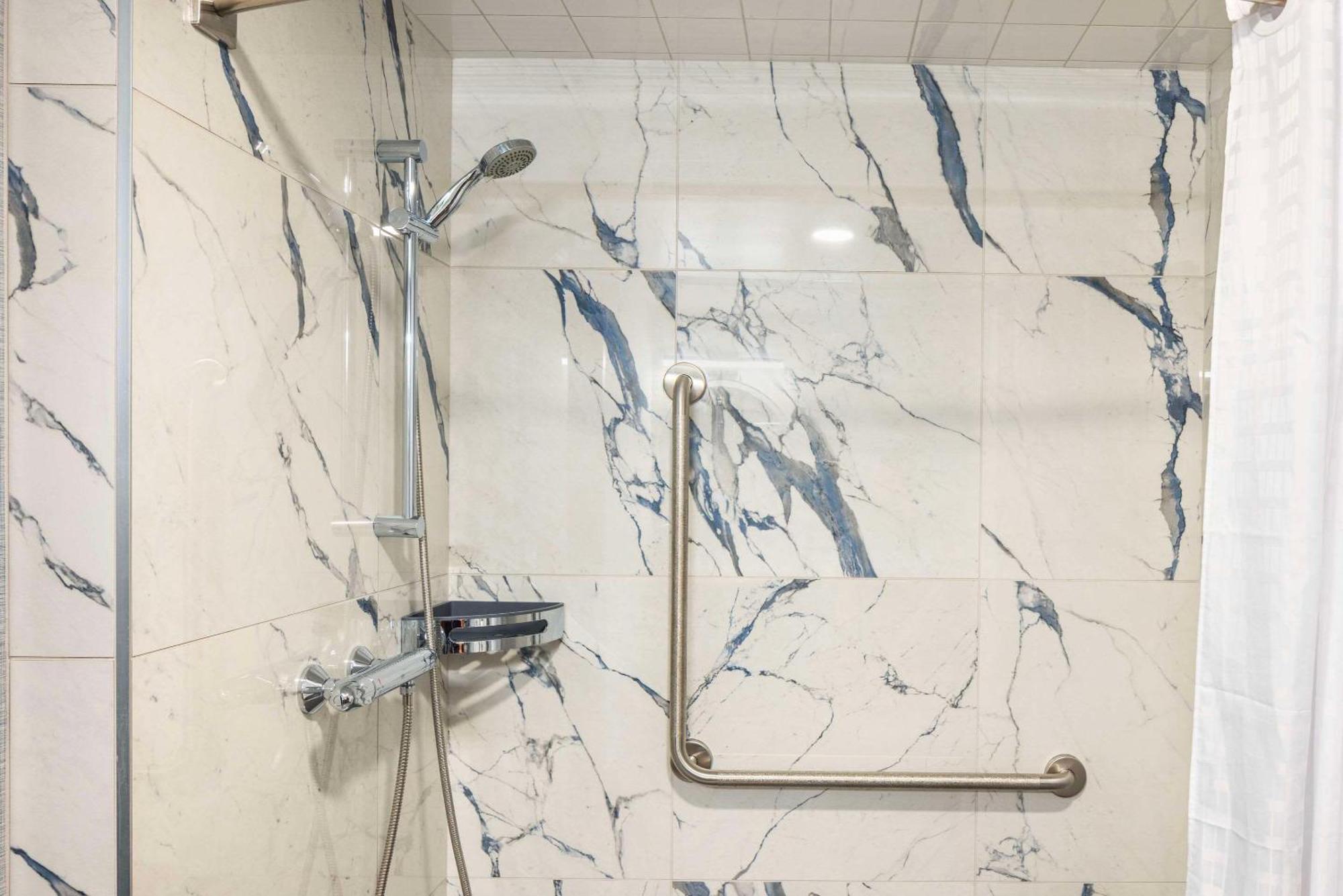 לוויס Quality Inn & Suites מראה חיצוני תמונה