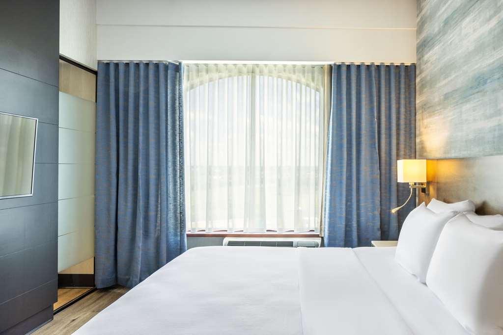 לוויס Quality Inn & Suites חדר תמונה