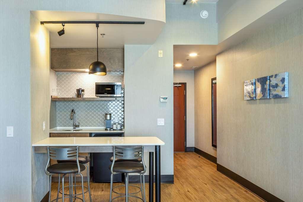 לוויס Quality Inn & Suites חדר תמונה